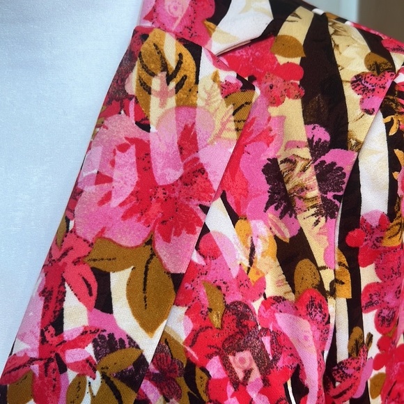 Beautiful print jacket. - Picture 2 of 6